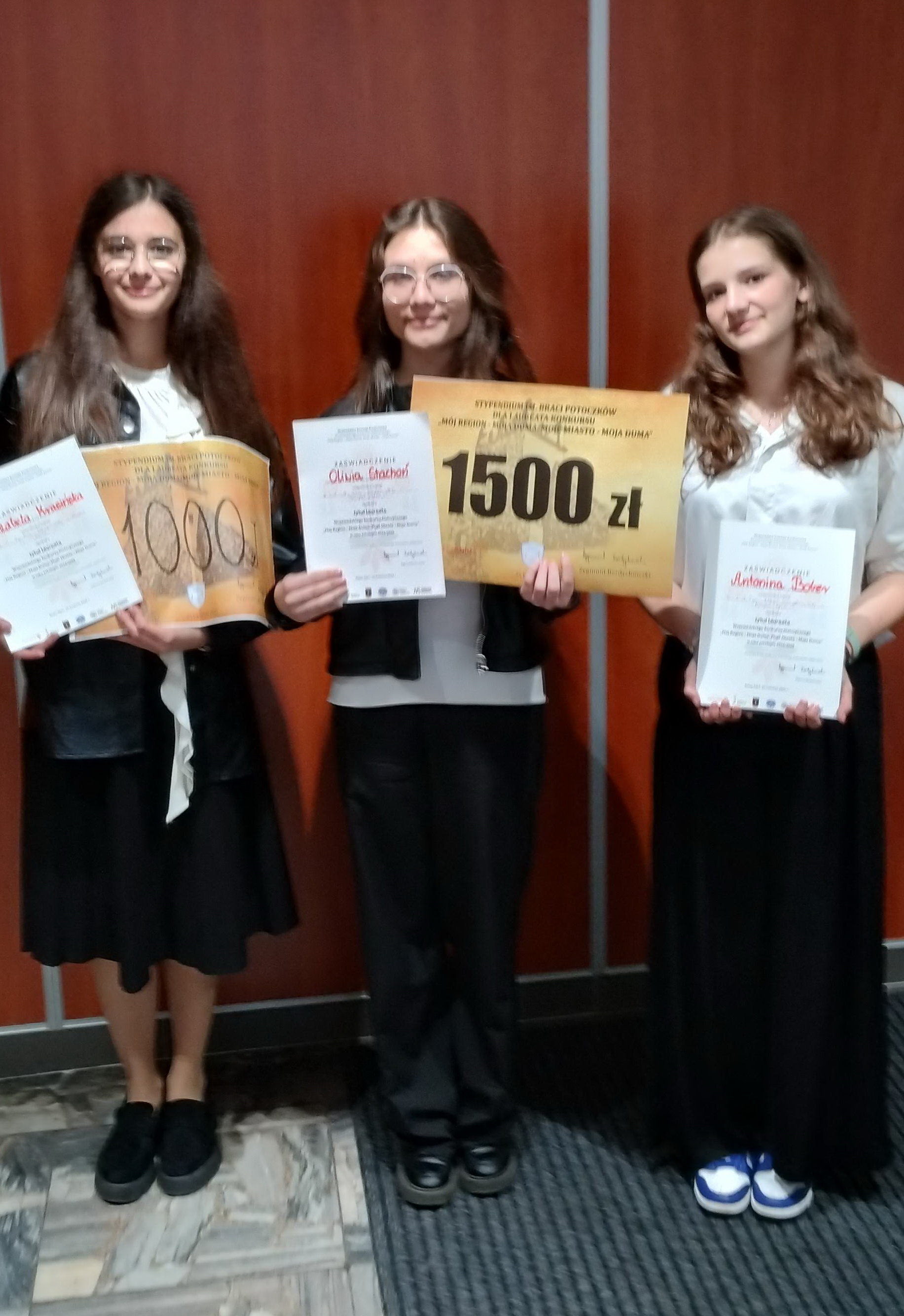 Zdjęcie Mój Region – Moja Duma 04-2025 (2)9e573bf7-b467-43ba-b8b9-7e306965c6a4.jpg w galerii Wielki sukces naszych uczennic!
